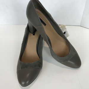 Tahari grey/tan NWOT heels Sz 8.5